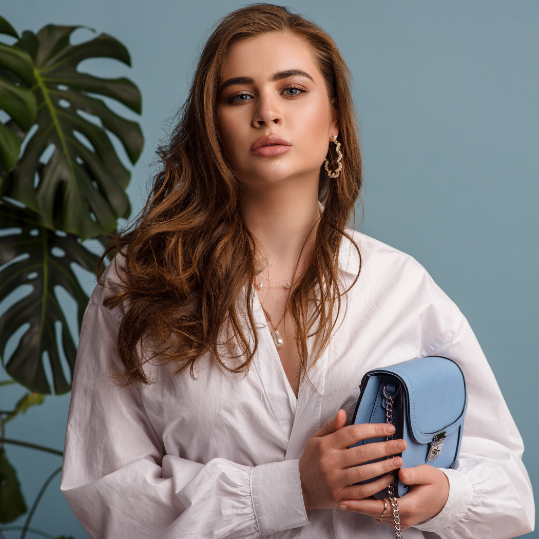 Koszule damskie w dużych rozmiarach – modne stylizacje plus size z bluzkami koszulowymi